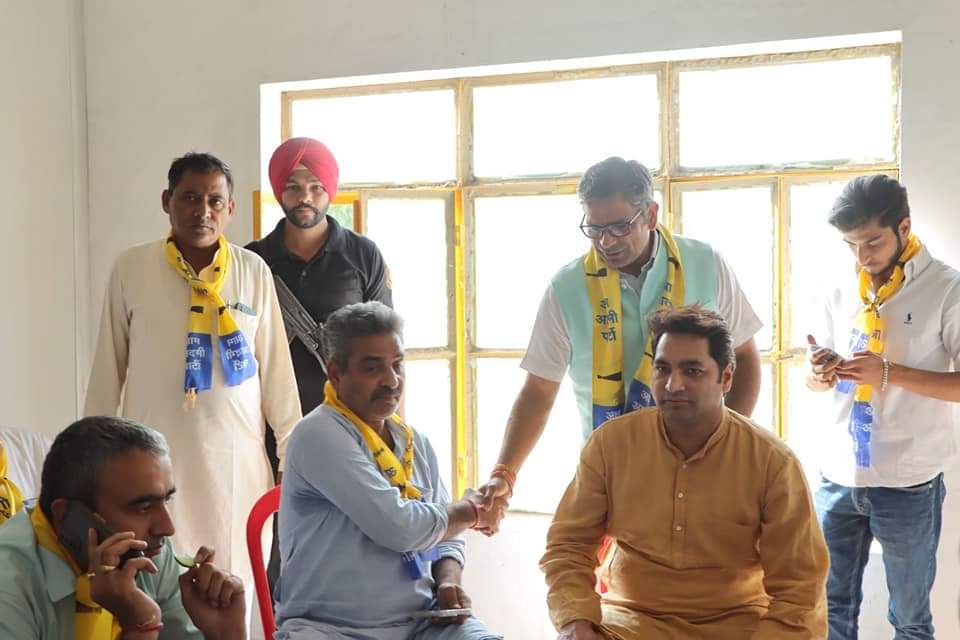 AAPHaryana's tweet photo. #आदमपुर के बालसमंद में AAP उम्मीदवार @satinderneoli  बागड़ी के समर्थन में उठा जनसैलाब बदलाव का प्रतीक है।

3 नवम्बर को झाड़ू का बटन दबाकर AAP को भारी बहुमत से विजयी 
बनाएं🙏

आदमपुर की यही पुकार 
#आदमपुर_का_सतेन्द्र अबकी बार।

#आदमपुर_में_भी_केजरीवाल
#AdampurElections https://t.co/MQfe3vDtKN