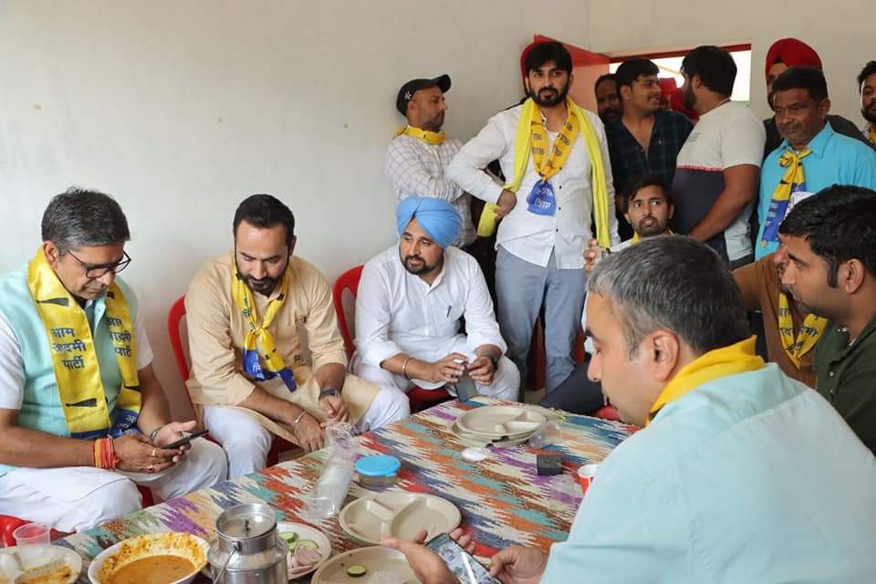 AAPHaryana's tweet photo. #आदमपुर के बालसमंद में AAP उम्मीदवार @satinderneoli  बागड़ी के समर्थन में उठा जनसैलाब बदलाव का प्रतीक है।

3 नवम्बर को झाड़ू का बटन दबाकर AAP को भारी बहुमत से विजयी 
बनाएं🙏

आदमपुर की यही पुकार 
#आदमपुर_का_सतेन्द्र अबकी बार।

#आदमपुर_में_भी_केजरीवाल
#AdampurElections https://t.co/MQfe3vDtKN
