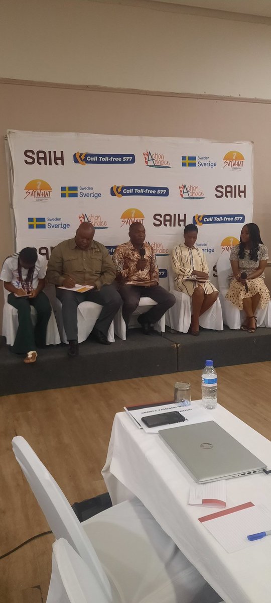 Parliamentarians and the Youths Round table. The discussion is about parliament's role in upholding the right to education and health for students and youth in Zimbabwe @ParliamentZim #SafeSexTalk #StudentsYouthCon