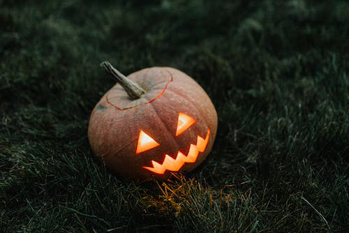 ThistleDmc's tweet photo. On Halloween, Scottish children traditionally wore costumes and pretended to be malicious spirits as they went 'guising' around the local streets. They believed that disguising themselves would they would blend in with wandering spirits and stay safe. 
#scottishfacts #halloween https://t.co/Rr2pBrjFww
