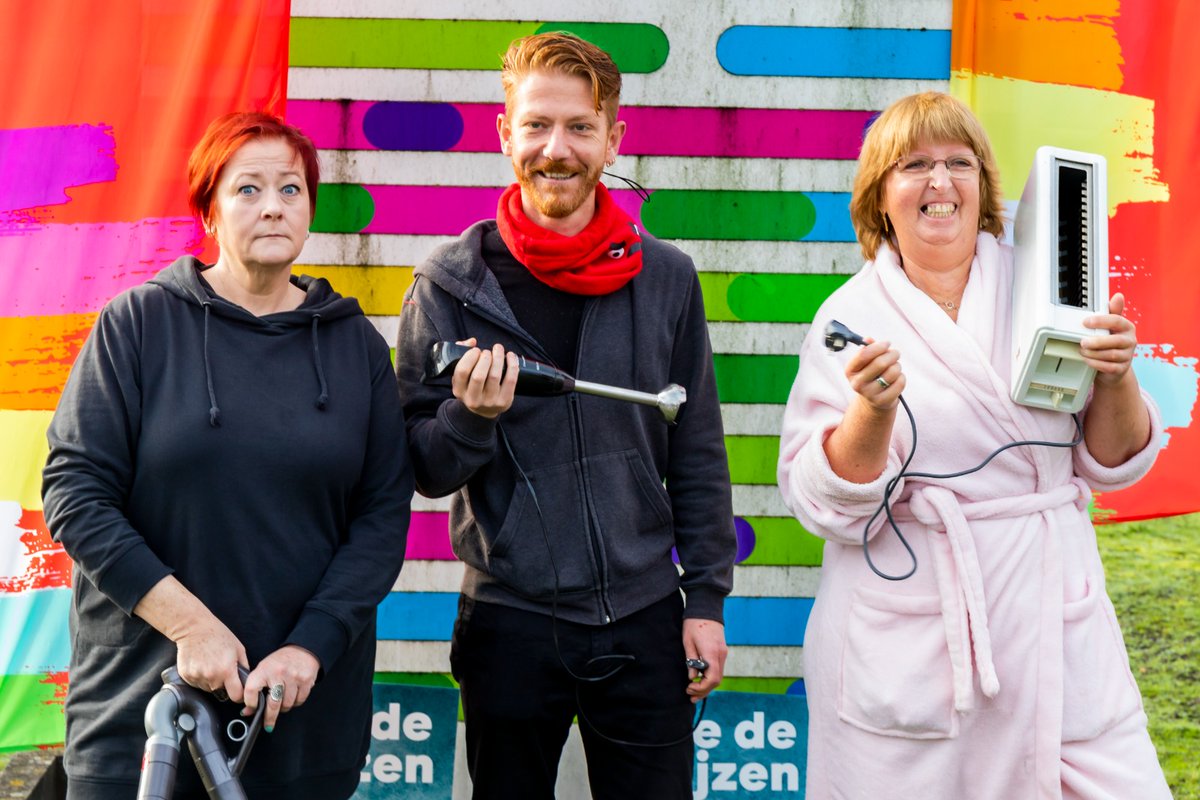 EnioSerluppens's tweet photo. "Koken, je haar drogen, babyflesjes opwarmen.. Omdat energie te duur is geworden dreigen we dit basisrecht te verliezen" Sonja Welvaert, PVDA-gemeenteraadslid. Daarom trokken we naar Engie, om daar onze toestellen in te pluggen, 9 miljard € overwinst willen ze vast wel delen 🤔 https://t.co/5PjdmnCl0X
