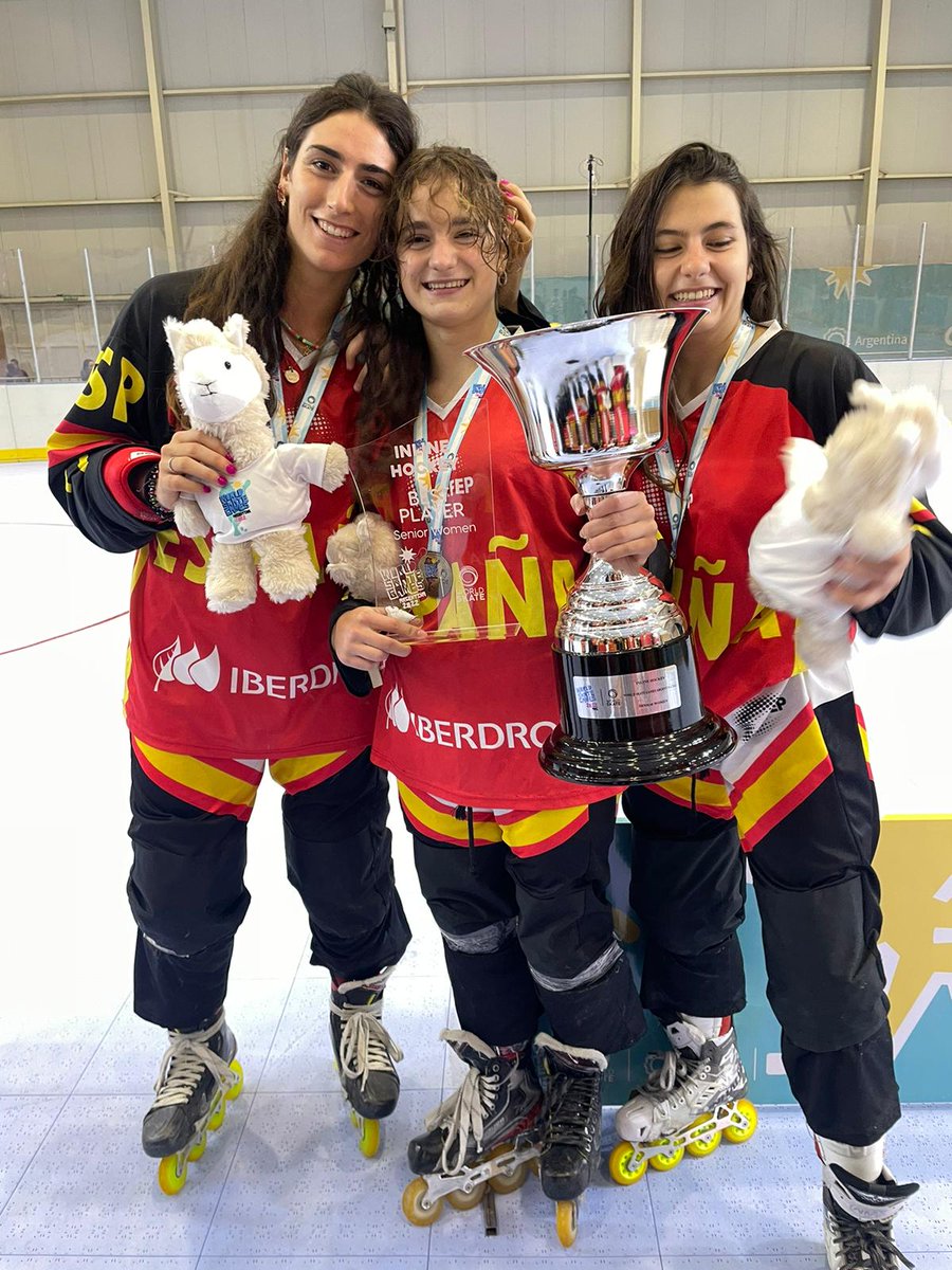 patinajecyl's tweet photo. #hockeylinea | Las chicas de Ángel Ruiz ganan el Cto del Mundo. Gran protagonismo de las vallisoletanas, Olivia Monjas marcó el gol definitivo en la 3ª prórroga ante Francia (1-2) y es elegida la mejor jugadora del mundo.
https://t.co/pcnWmYXHN4
@AyuntamientoVLL @Deportesjcyl https://t.co/lWyZvB4fqe