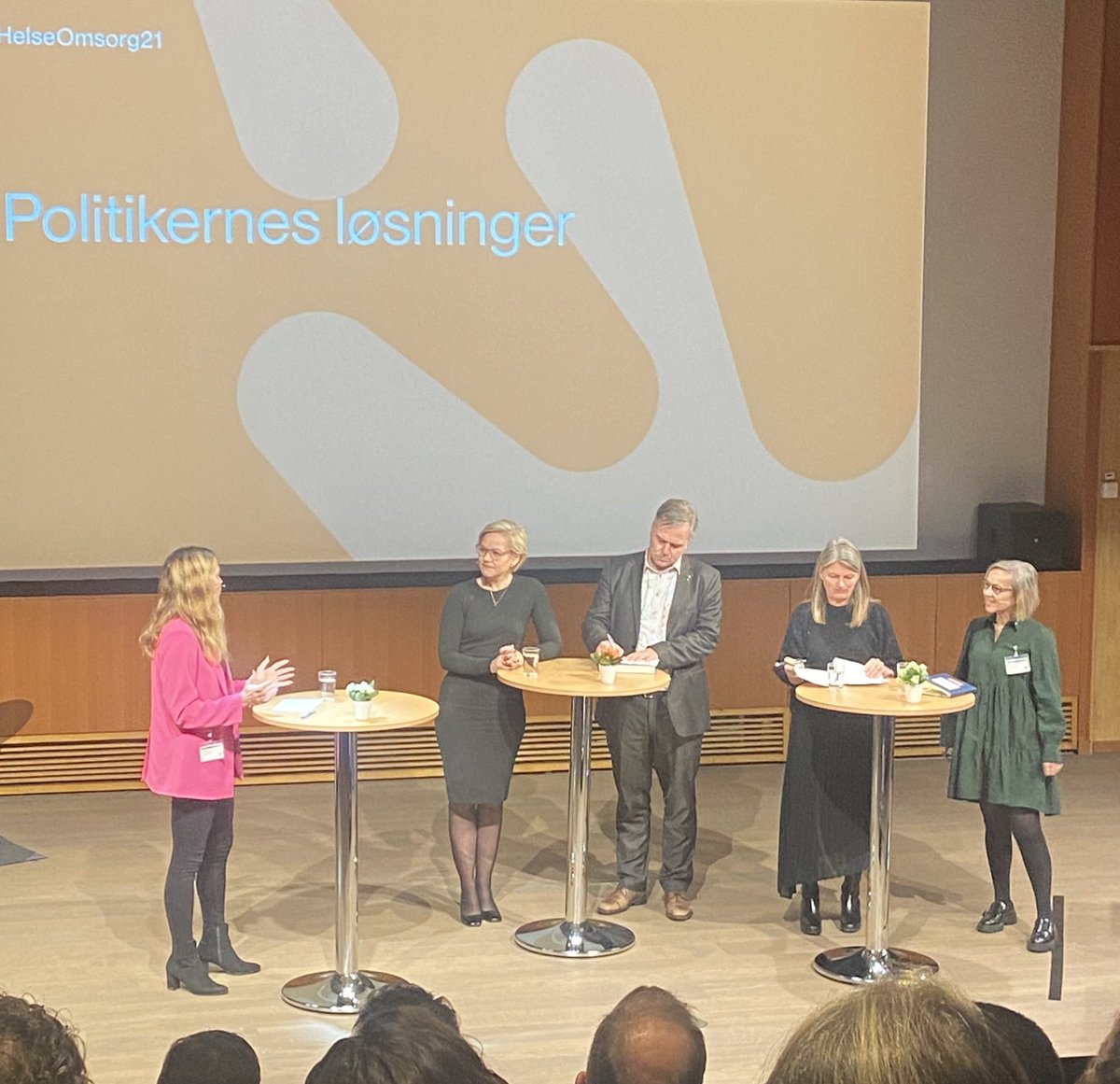 Discussing the future of digital healthcare today at HelseOmsorg 21 conference. But first: politics, public health and nudging! #nudge #selfmanagement #politics #norway #ho21