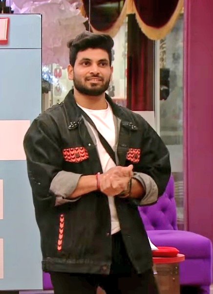 real_khabri_1's tweet photo. Far war between two Popular Contestant of #BiggBoss16 

Who do you support in #BB16 ? 

Like- #PriyankaChaharChoudhary
Retweet- #ShivThakare
Comment- Name

@ColorsTV
@viacom18
@EndemolShineIND 

(Results will be announced Tomorrow 7 PM) https://t.co/wFkIkxUjMK
