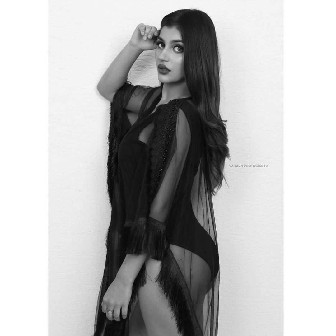 CiniMiniMovies's tweet photo. #YashikaAannand Alluring in #Black 🖤❤️
@iamyashikaanand
#Trending #photoshoot #CiniMini https://t.co/54k1hWheqB