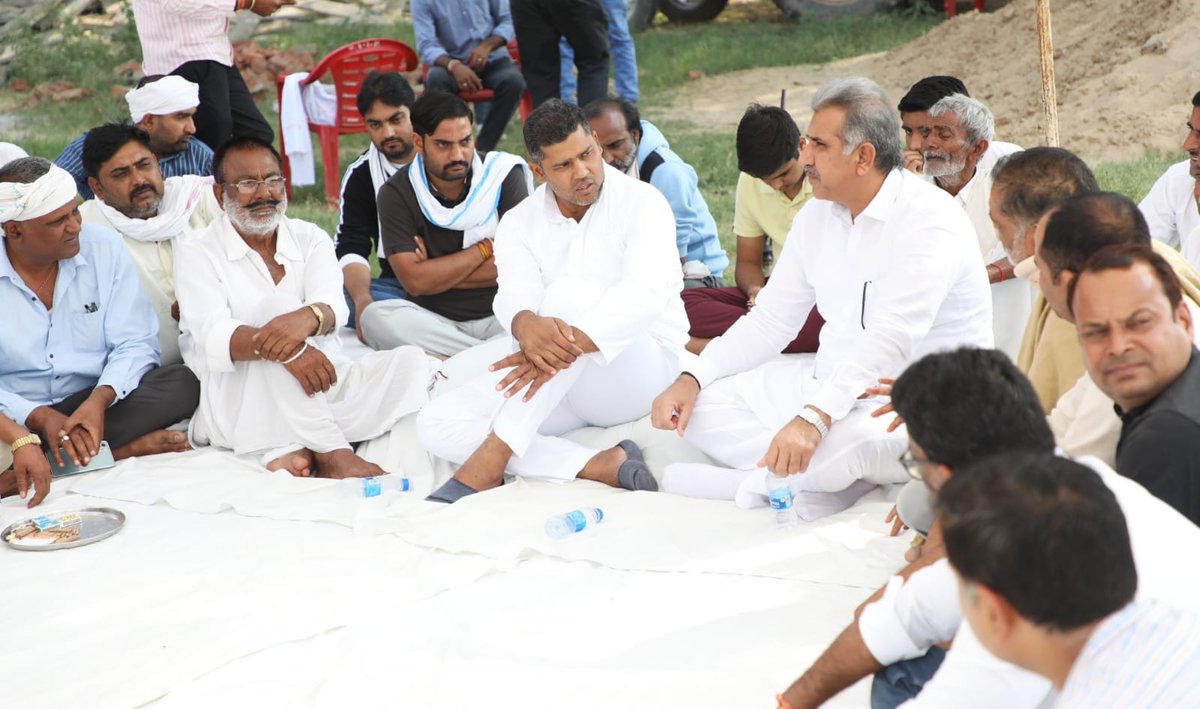 AshokChandnaINC's tweet photo. कोटपूतली में भाई भीम पटेल जी के चाचा जी का स्वर्गवास हो जाने पर उनके आवास पहुँचकर श्रद्धांजलि अर्पित की और इस दुःख की घड़ी में परिवारजनों को संबल दिया। https://t.co/u22qcc8VWq