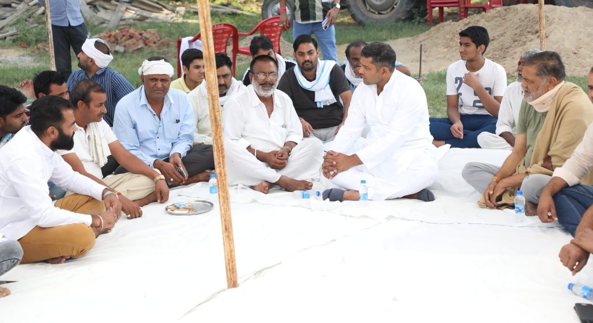 AshokChandnaINC's tweet photo. कोटपूतली में भाई भीम पटेल जी के चाचा जी का स्वर्गवास हो जाने पर उनके आवास पहुँचकर श्रद्धांजलि अर्पित की और इस दुःख की घड़ी में परिवारजनों को संबल दिया। https://t.co/u22qcc8VWq