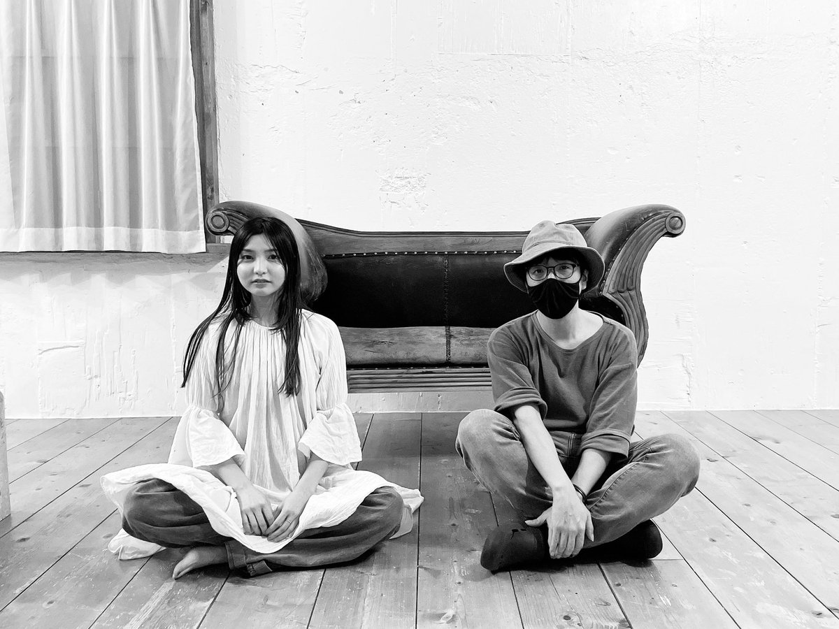 uedamarie's tweet photo. GOOD ROCKS!さんでは以前大量の撮り下ろしと共に、植田のムック本「Chronicle」も作って頂きました。自分で名付けをしなかったのは“Lazward Piano”の名称とこちらくらいです。見てみてほしいな。当時久留米でも撮影してもらったフクモト編集長と！インタビューも根っこから。
https://t.co/PHykseYOHZ https://t.co/lWLUjgfdcB
