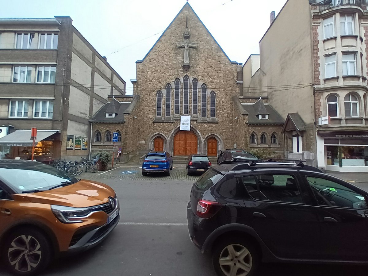 thecitygeek's tweet photo. What if we made a place where people can sit and meet in front of the church on rue Vanderkindere, a very busy shopping street in #Uccle, close to the border of #Forest and #Ixelles ? #CoeurVDK  cc @ImagineBrussels https://t.co/sjt0pZqbPo