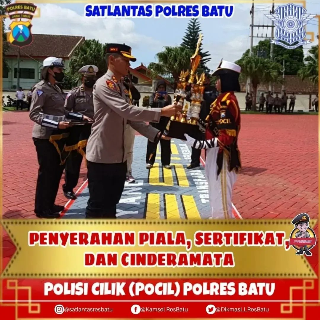 lantasresbatu's tweet photo. Penyerahan piala, sertifikat, dan cinderamata oleh Kapolres Batu—AKBP Oskar Syamsuddin, S.I.K., M.T.; Kasat Lantas Polres Batu—AKP Lya Ambarwati, S.I.K.; KBO Lantas—IPDA Rofiq; dan Kanit Kamsel—IPDA Sumardiono.
#polisicilik #pocil #pocilbatu
#ayotertiberlalulintas https://t.co/PtbfL1D723