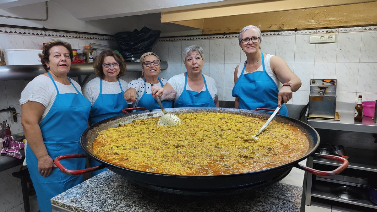 pelpalustre's tweet photo. Cada 2° sábado de mes tenemos comida mensual organizada por grupos de mujeres y en esta ocasión mirad que grupazo tenemos
Fueron las encargadss de preparar un pastel de cabracho espectacular y una paella exquisita
Muchas gracias por venir y nos vemos en la comida de noviembre https://t.co/BSnCnsJ7aA