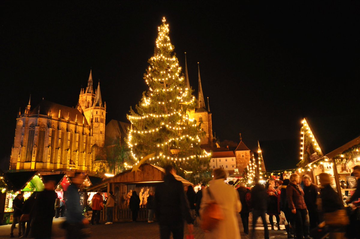 hhofgermany's tweet photo. The monumental ensemble of St. Mary's Cathedral and St. Severus is #Erfurt's most famous landmark, and therefore makes the perfect backdrop to the city's Christmas market (11/22-12/22). Wares of every description are available from more than 200 wooden huts.  #WeAreGermany https://t.co/roq6IFSREZ