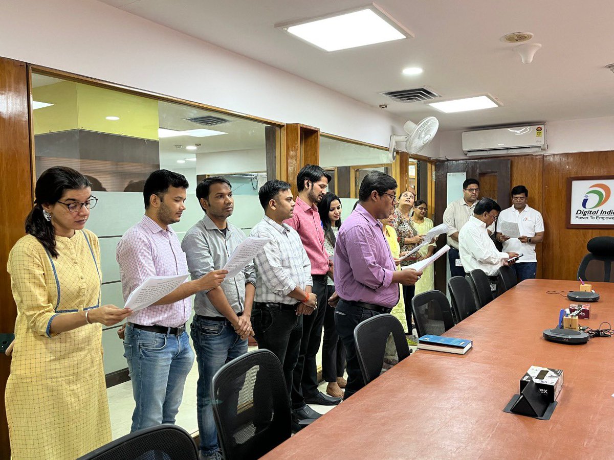 GoI_MeitY's tweet image. Officials of @GoI_MeitY today took the Integrity Pledge and Rashtriya Ekta Diwas Pledge on the occasion of #NationalUnityDay2022. #RashtriyaEktaDiwas2022 #SpecialCampaign2.0 

@digilocker_ind @DigitalIndiaCrp @NeGD_GoI