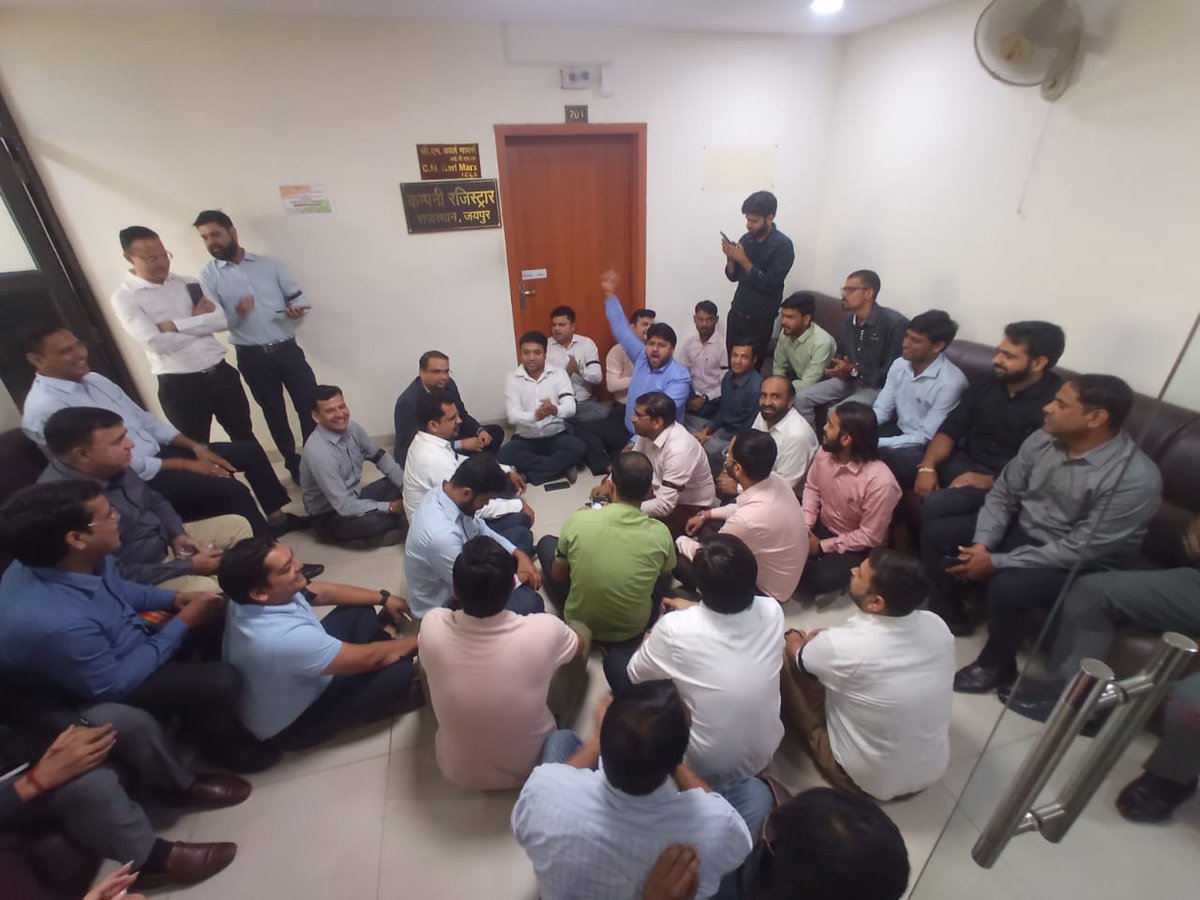 CSClub_Official's tweet image. #Jaipur : कंपनी रजिस्ट्रार कार्यालय पर जबरदस्त नारेबाजी

MCA पोर्टल 2 महीने से बना हुआ है परेशानी का सबब,ऑडिट रिपोर्ट, बेलेंस सीट जमा करवाने में हो रही परेशानी,लंबे समय से दिक्कत कर रहे पोर्टल पर आज फूटा CS का गुस्सा

@RajGovOfficial @ankittiwadi #RajasthanWithZee