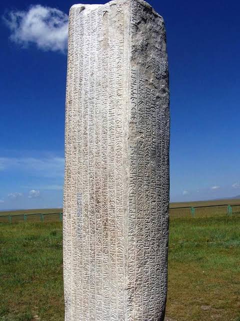 "Buraya gelmek zordu dedim ama kimse hissetmedi. Kutsal Umay ve kutsal yer ruhları yardım etti elbette. Şavaşmaktan ne diye kalacağız? Sayıları çok diye niye korkuyoruz? Azız diye yenilecek miyiz? Saldıralım dedim saldırdık, talan ettik."

- Bilge Tonyukuk