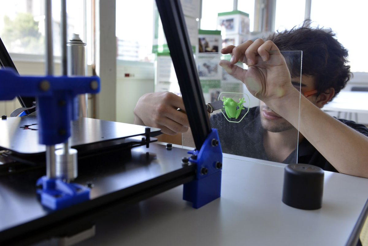 🧒 Durant el curs 2021-2022, els ateneus de fabricació han portat a terme 226 accions i serveis per a centres educatius de la ciutat.

👩‍💻 Prop d'un de cada tres centres utilitza o ha rebut formació, acompanyament o suport a projectes per part d'algun dels cinc @BCN_AteneusFab.