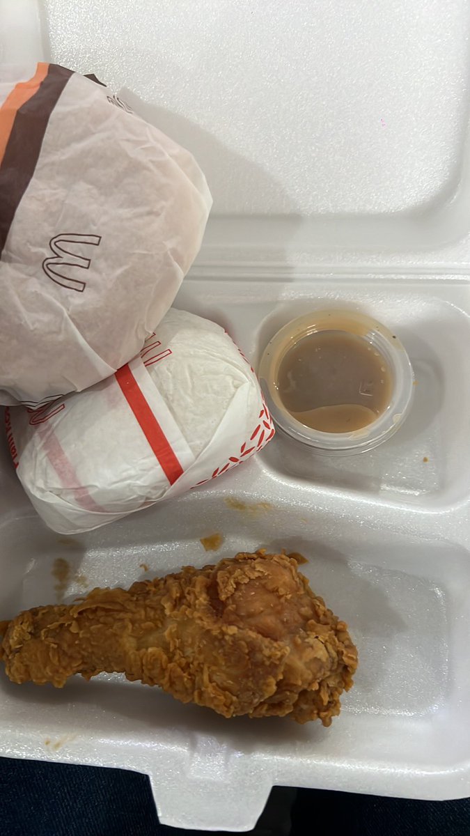 difelll's tweet photo. @zandrajamora pero may free food dagil delay https://t.co/ah30ceLTy2