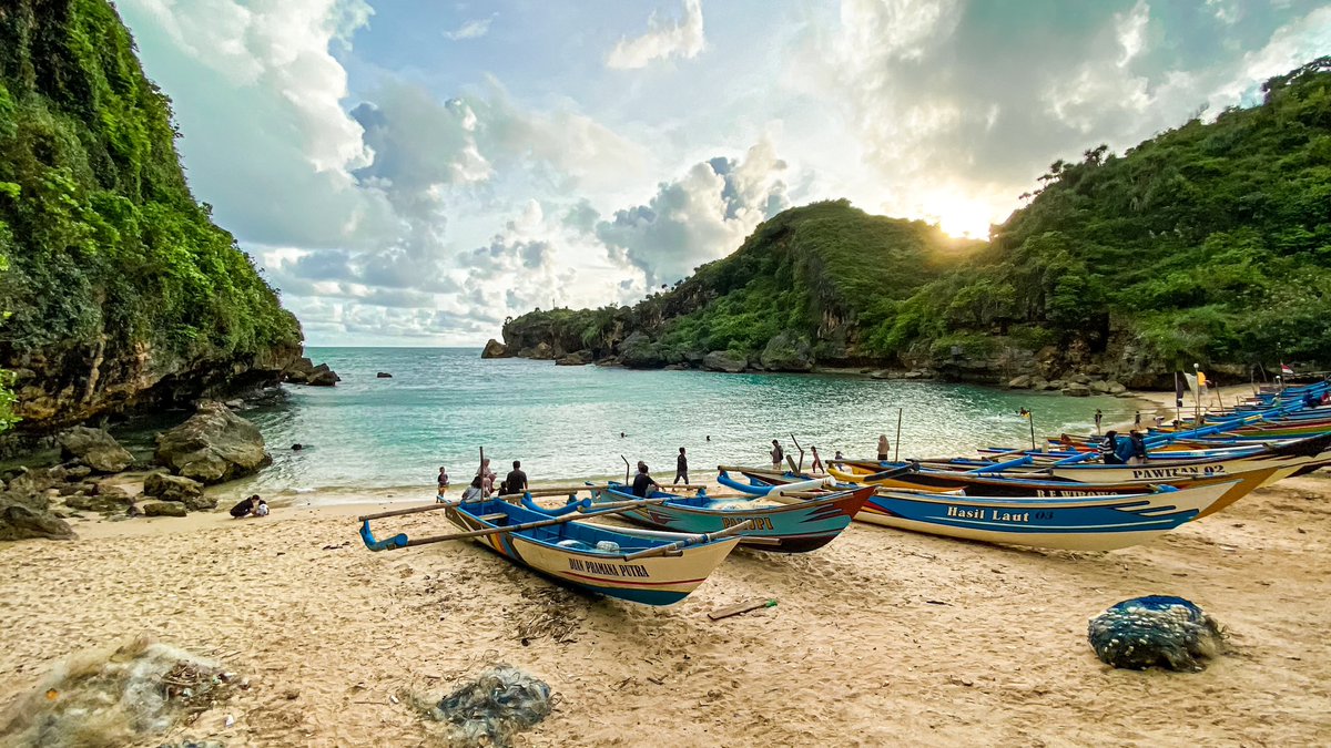 Pantai yang sangat indah di Gunungkidul, Mau tau lokasinya? 
Follow instagram : @quiverz

Kamu bakal temui banyak lokasi keren di Jogja dan Sekitarnya 😍

#Ayokegunungkidul
#Inibaruliburan