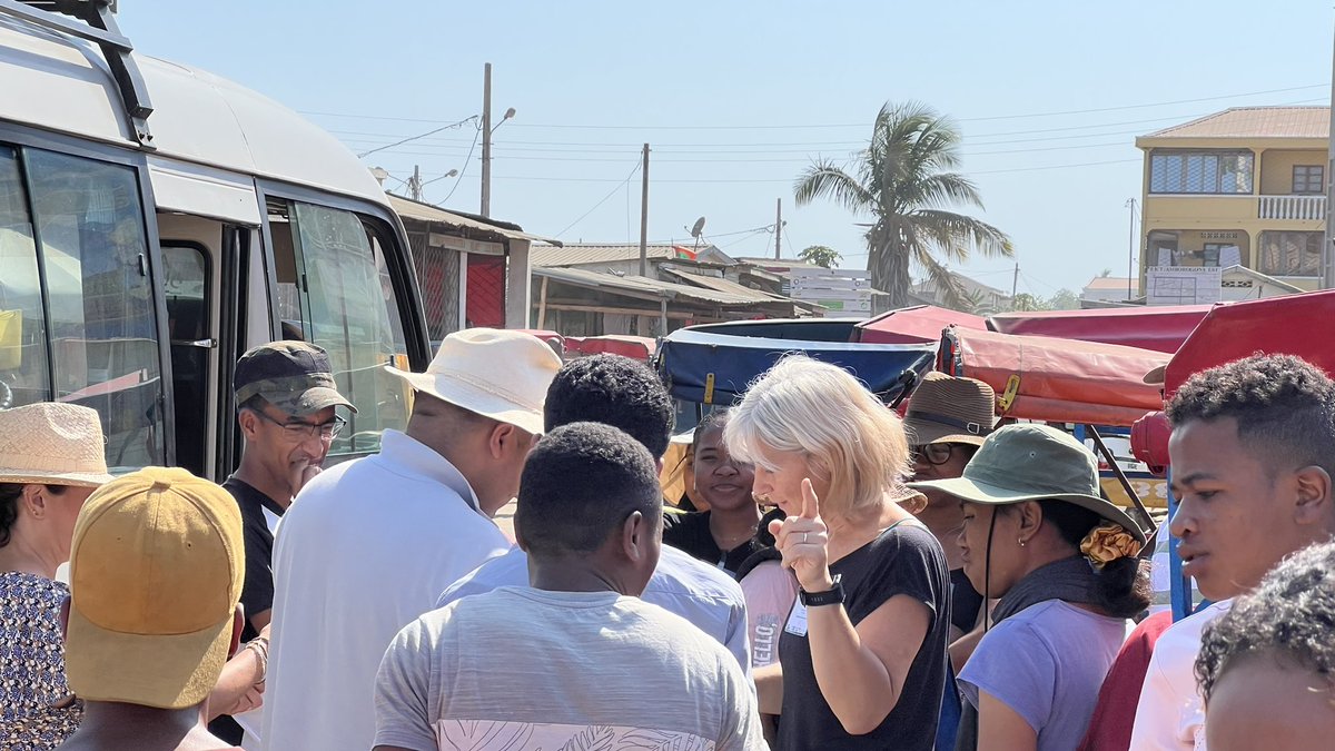 #TVM2022 

VISITE DE TERRAIN || au marché SAKAMA où les étudiants de l’atelier 3 en interdisciplinarité pour aborder les interactions Nature – Société sont présentement pour des entretiens 

#Tanyvao2022 #Madagascar #sciencesociale #sciencehumaine