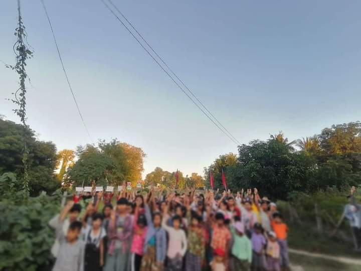 The main strike protesters in Sagaing Region's #Taze township staged an anti-junta protest on the evening of Oct 30, to show their solidarity with Kachin people who suffered junta's brutal aerial attack.

#LegalizationOfNUG
#2022Oct31Coup
#WhatsHappeninglnMyanmar