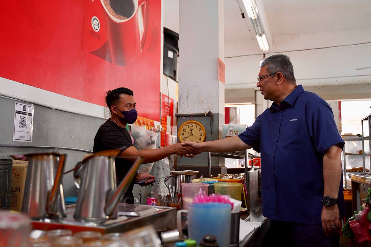 saifuddinabd's tweet photo. Pagi tadi menyantuni &amp; meluangkan masa bersama warga tempatan di Air Putih &amp; Indera Mahkota 3 yang rata-rata memulakan hari mereka. Saya juga mengedarkan buku-buku serta kit perlindungan #COVID19 kepada penduduk setempat. https://t.co/wzCFBxmRK2