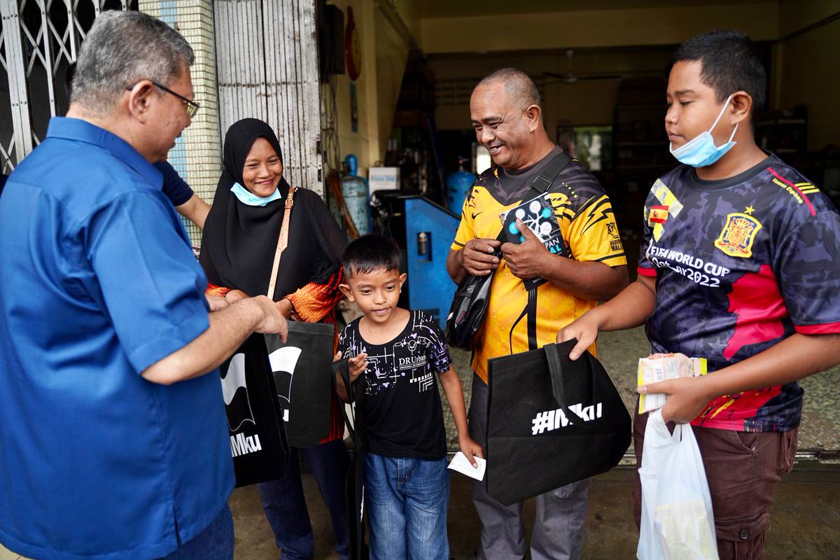 saifuddinabd's tweet photo. Pagi tadi menyantuni &amp; meluangkan masa bersama warga tempatan di Air Putih &amp; Indera Mahkota 3 yang rata-rata memulakan hari mereka. Saya juga mengedarkan buku-buku serta kit perlindungan #COVID19 kepada penduduk setempat. https://t.co/wzCFBxmRK2