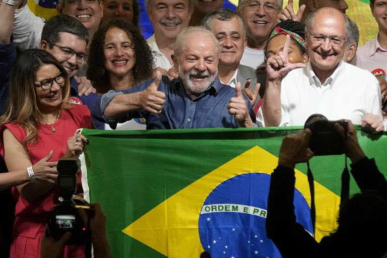 camillalaureti1's tweet photo. La vittoria di #Lula in #Brasile è una fantastica notizia: contro la destra di #Bolsonaro, classista, reazionaria, pericolosa per la gente e per il clima del nostro pianeta.
Grande #Presidente!
#Brasilelection https://t.co/8k2IT2OXFF