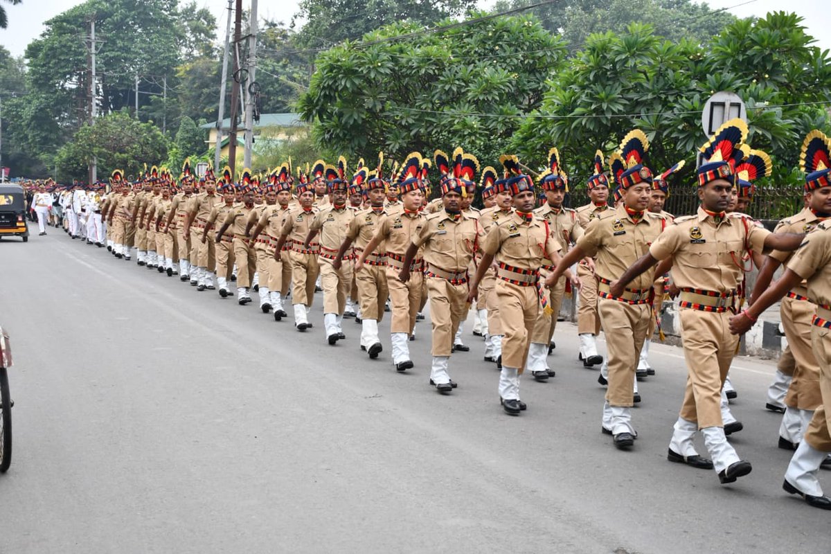 On #RashtriyaEktaDiwas today, Hon' CM Sh @himantabiswa administered the Unity Pledge & flagged off #RunForUnity at Nehru Stadium, in the presence of UM Sh @sarbanandsonwal & senior Govt. officials. #NationalUnityDay #राष्ट्रीय_एकता_दिवस