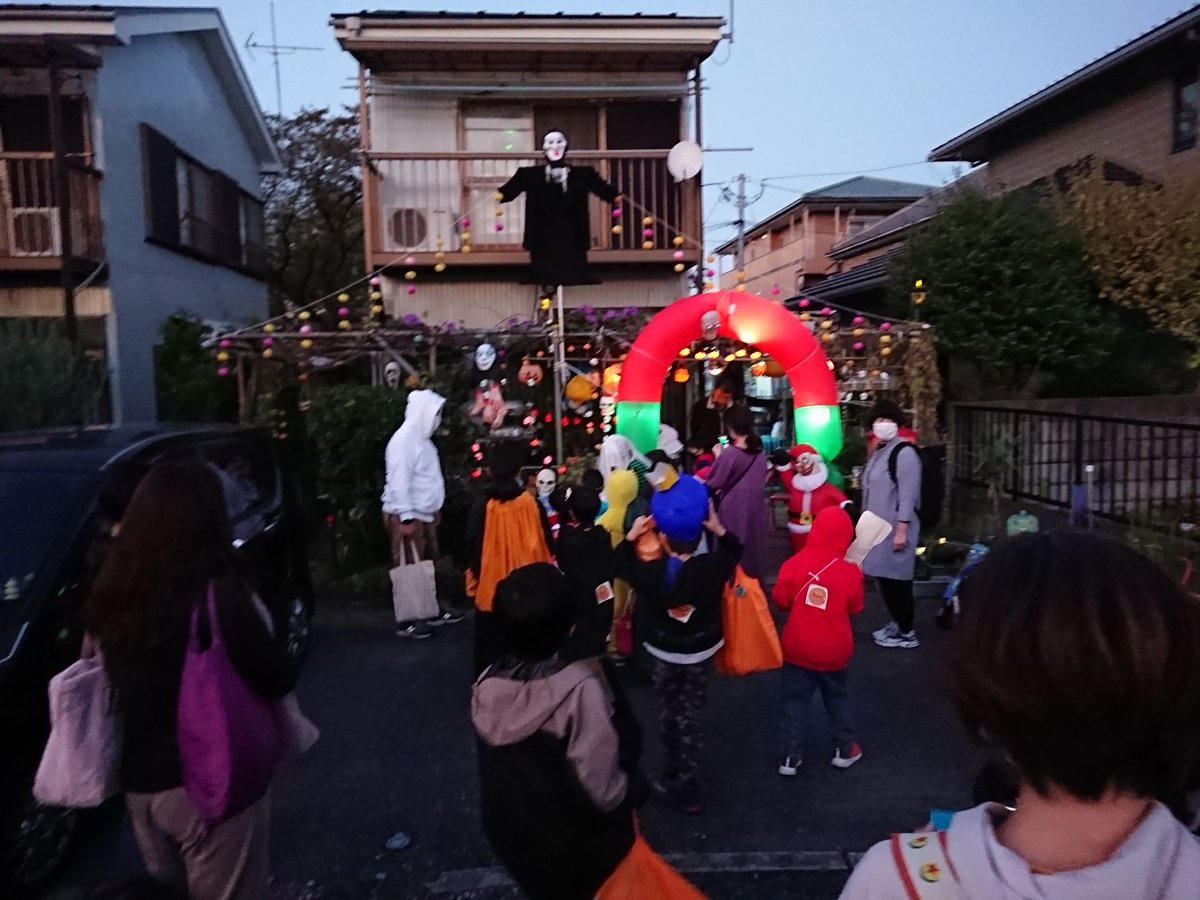 yukiy2016's tweet photo. 天宿子ども会のハロウィンパレード
地域の皆さんの協力で、楽しいパレードになりました。
協力いただいた7軒のお店や個人の皆様に感謝！
Trick or Treat!

#天宿子ども会 
#たこ焼きふわっと https://t.co/cKhTGIX9Oq