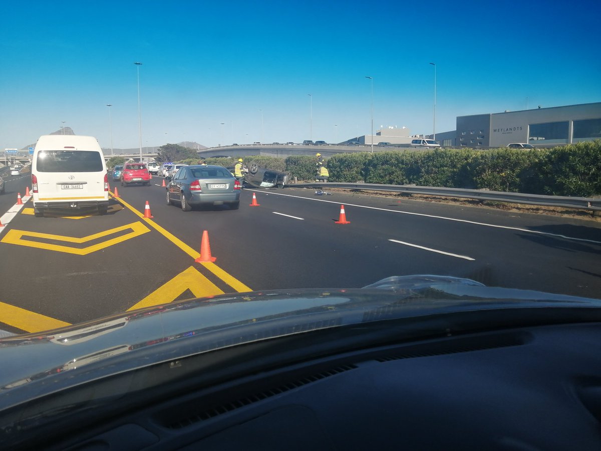 Tyger216's tweet photo. @TrafficSA, N1 inbound at M5 turnoff. Tragically apparently 1 deceased. https://t.co/9BmAmpSlFs