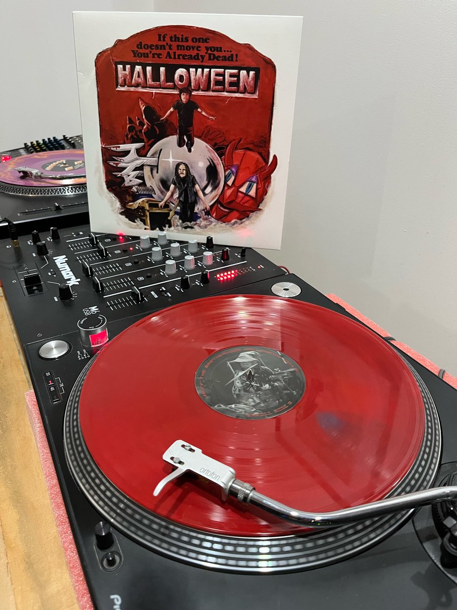 10/31- <a href="/NashRockCity/">Drew Wilson</a> spinning <a href="/JEFFbrotherhood/">JEFF the Brotherhood</a> live on <a href="/WXNAfm/">WXNA 101.5 FM</a> . It’s Halloween night &amp; we got the <a href="/ShedHouseRecord/">Shed House Records</a> recording of the epic JEFF Halloween show from 2015 on the studio turntables! Spooky punk &amp; garage live on the radio.
Getting ready for their shows next month.