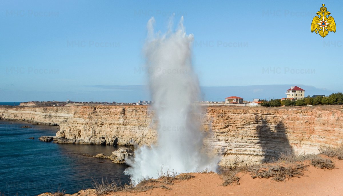 Сотрудники МЧС России уничтожили 250 килограммовую бомбу времён Великой Отечественной в севастопольской бухте Гильзовая (видео)
mchs.gov.ru/deyatelnost/pr…
#МЧСРоссии #МЧС
