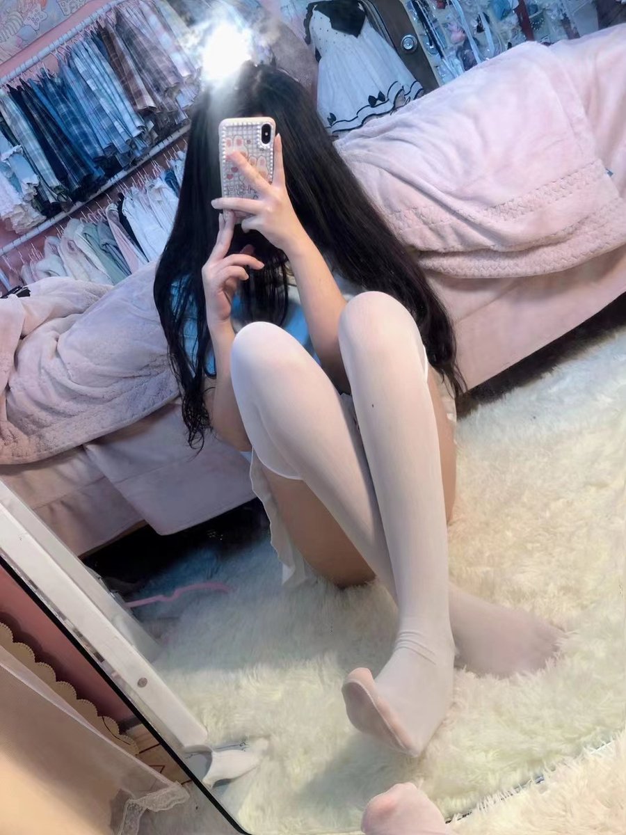 Naijiang03's tweet photo. 有没有哥哥要我陪你打游戏的😋
想赚钱买丝袜
#女高中生 #母狗  #腿控 #腿控福利  #白虎 #反差女高  #萝莉少女  #足控 #微胖 #射屏女友 #找长期 #找金主 https://t.co/IotOIm539E