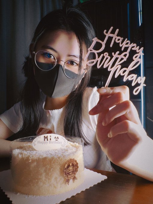 🎂Happy Birthday to me~🎂 2,000,000 Followers 達成~✨ 你們的支持就是最好的禮物了!😭❤️ https://t.co/F2xVrSV2NF