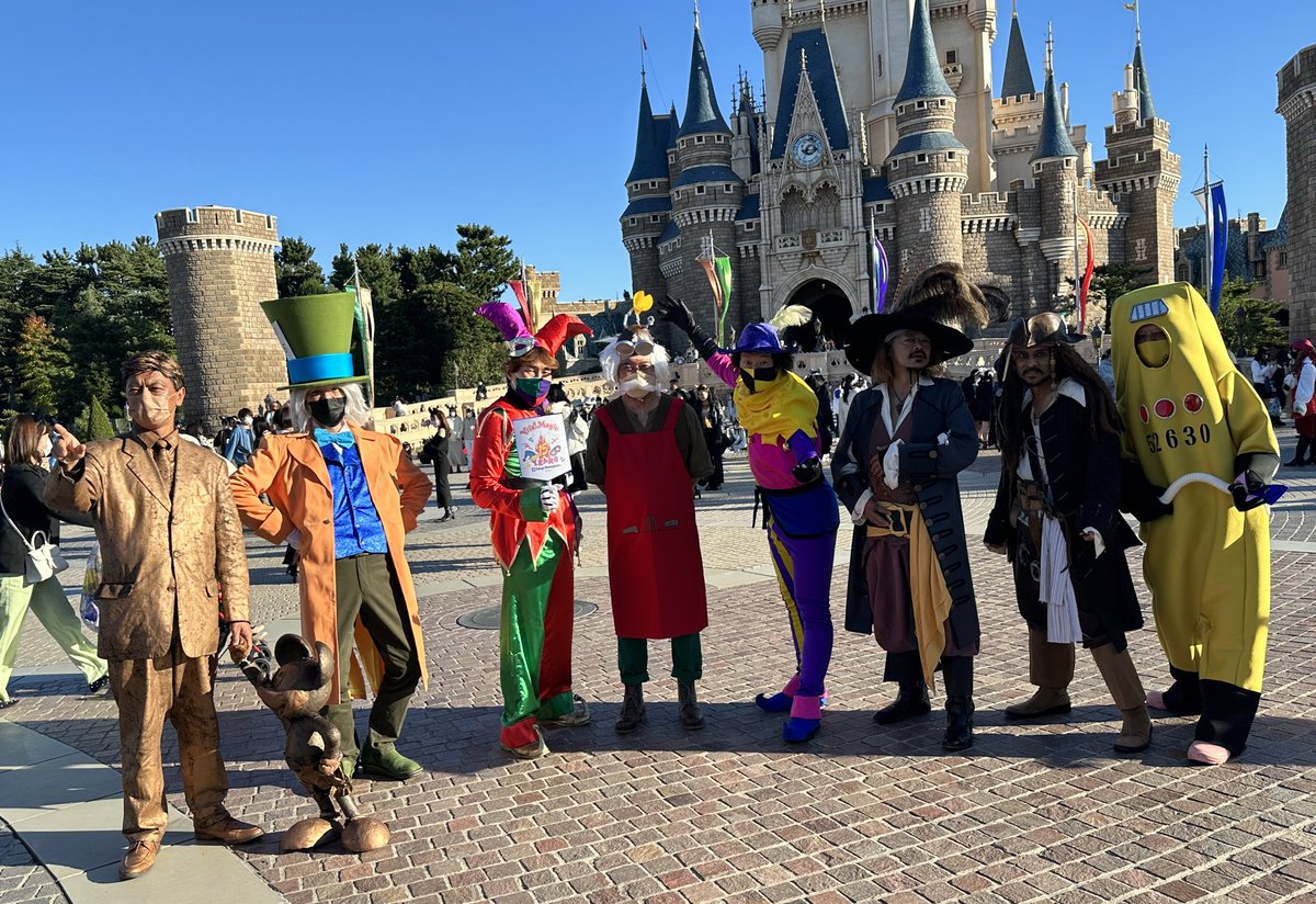 disney_jack's tweet photo. オジサンズ2022
8人のメンバーが集まりました🏰
今年からよっしーが仲間入り😁
#Dハロ #オジサンズ https://t.co/QpG5rI59SC
