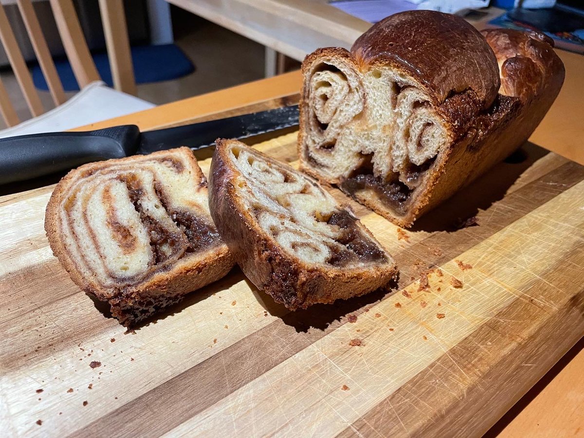iamkj's tweet photo. Cross-section! We couldn’t get the filling even, which explains the pockets of cinnamon. Still, really tasty! #livebaking https://t.co/BYmOluEn7T