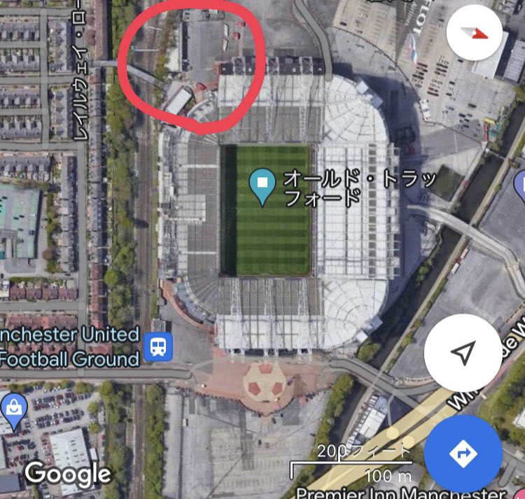 NatsuUtd's tweet photo. オールドトラフォードで入り待ちする際の情報置いときます！
・ここから選手はスタジアムに入る。
・選手はキックオフの4時間前にスタジアムインする。
・でも直前に行ったら長蛇の列ができてる。
・16時半キックオフで、9時半にはこの列。正直ここでサインもらえるギリギリやった。 https://t.co/anuXGxrubQ