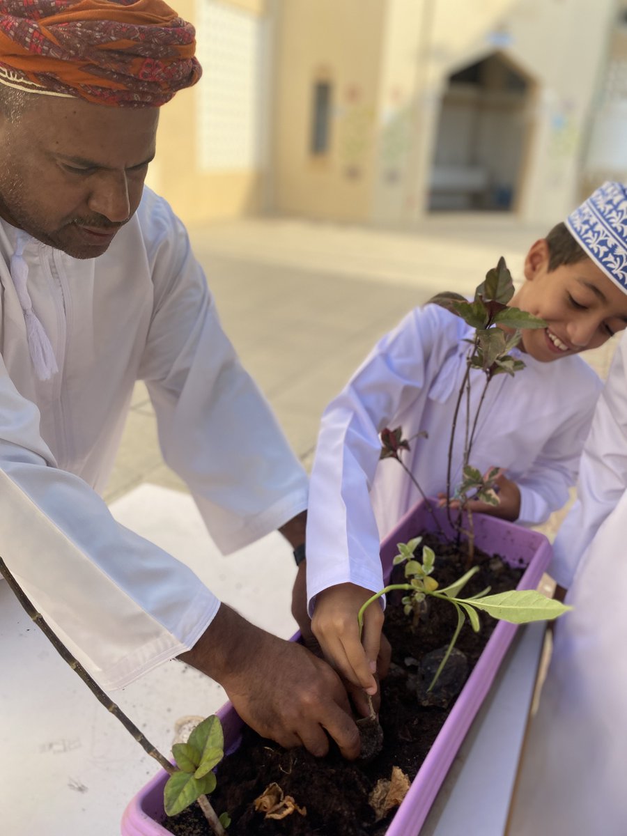EduGovMct1627's tweet photo. جانب من الاحتفال ب #يوم_الشجره_العماني في طابور الصباح وبمشاركة الأسرة التربوية والطلبة 🌴
#فعاليات_تعليمية_مسقط #مدارسنا_مستقبل_واعد https://t.co/Lw8btYJWc6