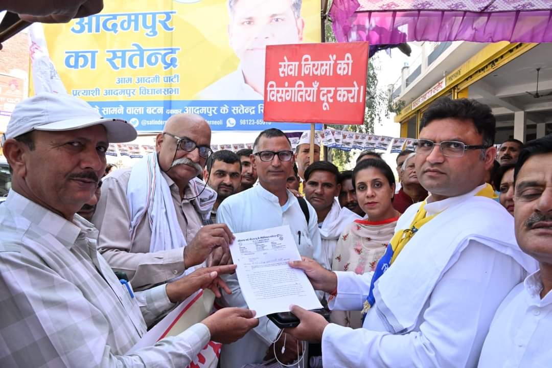 AAPHaryana's tweet photo. #आदमपुर में *हरियाणा गवर्नमेंट पी.डब्ल्यू.डी मैकेनिकल वर्कर्स यूनियन* (rg no.41)
के लोगो ने AAP नेता  @Tanwar_Indian जी को  ज्ञापन सौपा !

@ArvindKejriwal की जनहितकारी नीतियों से प्रभावित हरियाणा की जनता बदलाव चाहती है।

#Adampur
#आदमपुर_में_भी_केजरीवाल
#AdampurElections https://t.co/fbypXXQtJ9