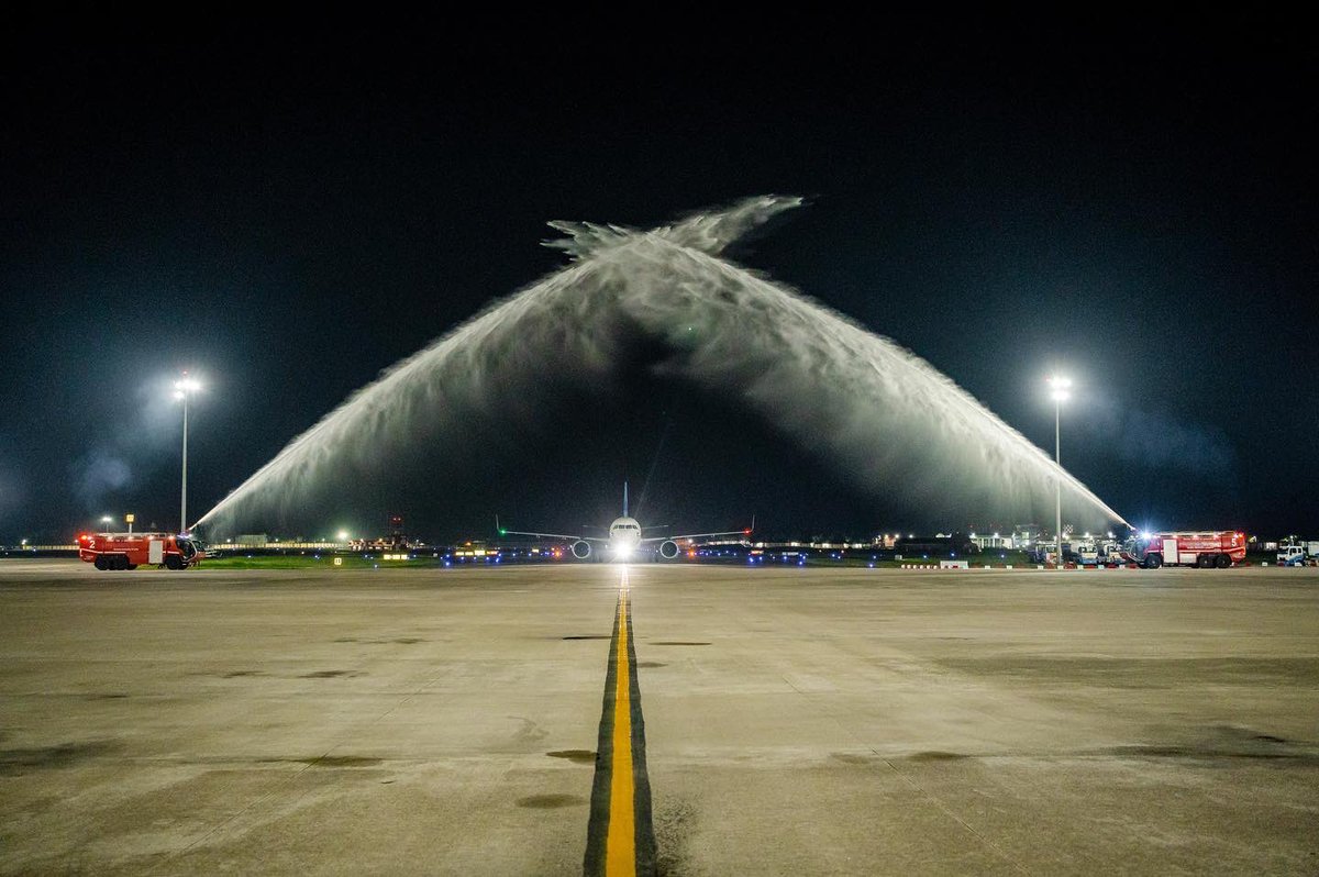 TRV_Airport_Off's tweet photo. #ThiruvananthapuramAirport gave a grand welcome to @JazeeraAirways through a splendid water salute and handing over a boarding pass to the first passenger.
Congratulations to our new air partner and here's to a wonderful journey together through our #GatewayToGoodness. https://t.co/Nt6rGRU1s9