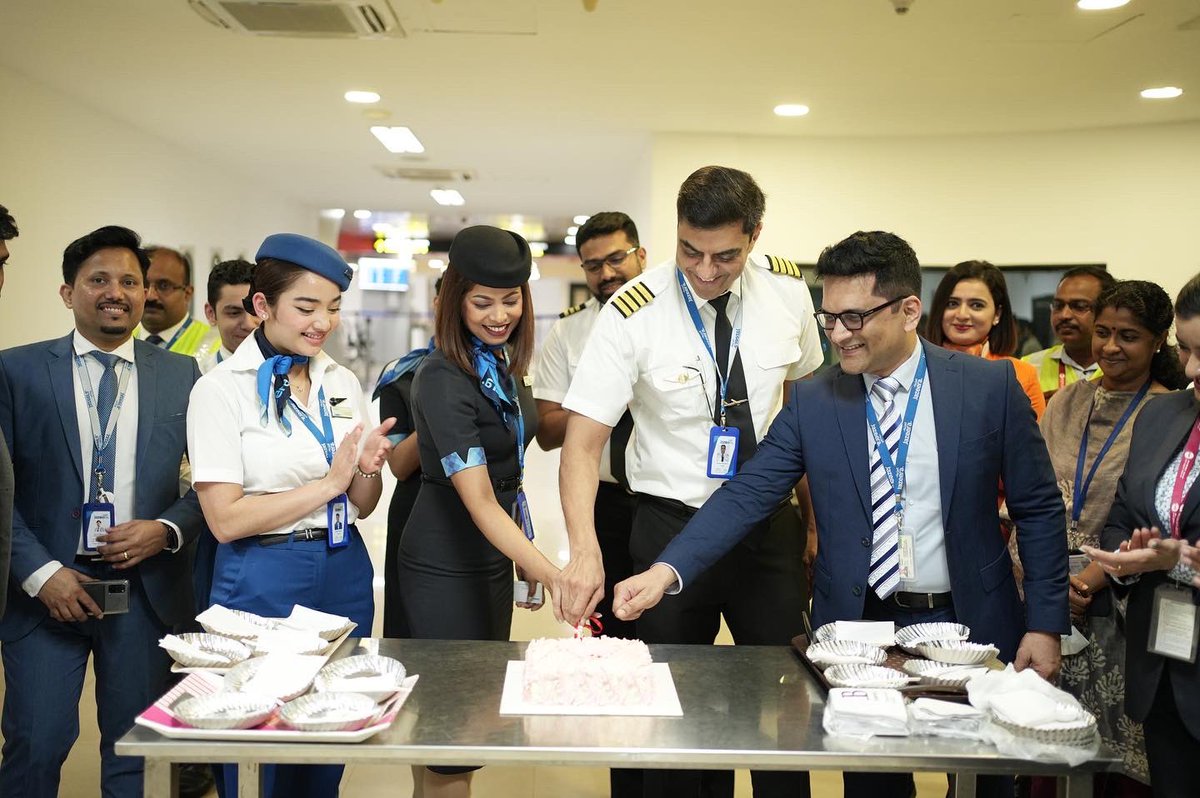 TRV_Airport_Off's tweet photo. #ThiruvananthapuramAirport gave a grand welcome to @JazeeraAirways through a splendid water salute and handing over a boarding pass to the first passenger.
Congratulations to our new air partner and here's to a wonderful journey together through our #GatewayToGoodness. https://t.co/Nt6rGRU1s9
