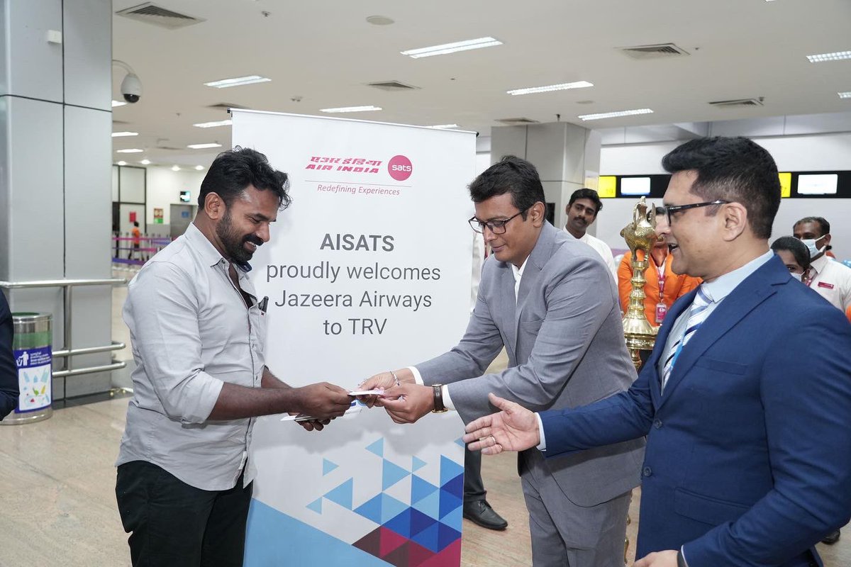 TRV_Airport_Off's tweet photo. #ThiruvananthapuramAirport gave a grand welcome to @JazeeraAirways through a splendid water salute and handing over a boarding pass to the first passenger.
Congratulations to our new air partner and here's to a wonderful journey together through our #GatewayToGoodness. https://t.co/Nt6rGRU1s9