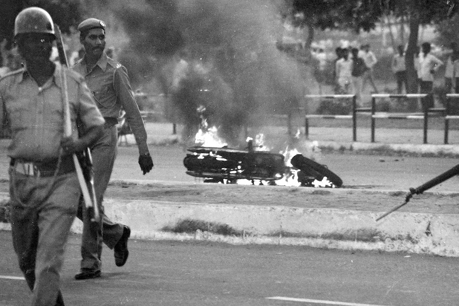 Policemen walk away from a burning bike during the violence in Delhi after the death of Indira Gandhi. The police turned mute spectators as mobs echoed the slogan, “Khoon ka badla khoon se!”. A reporter’s account of 1984 anti-Sikh violence: bit.ly/3GDmUH2