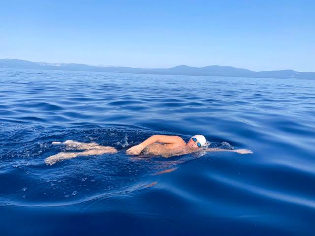 muratgunayben's tweet photo. Kırgınlıklarım, küskünlüklerim yüzünden vaz geçemem. Kulaç atmayı bırakmıyorum.
Günaydın uzun mesafe yüzenler 🏊♂️😊☀️
#life #longdistanceswimming #NeverGiveUp https://t.co/9mJMNtqjyP