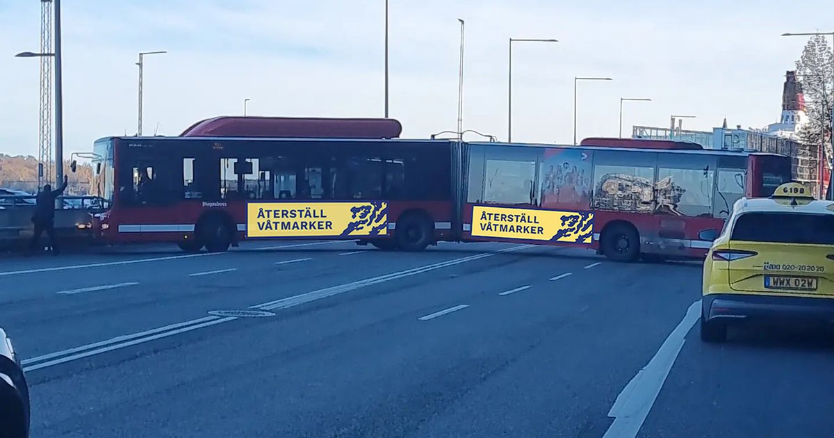 vatmarker's tweet photo. Är du också trött på passiva politiker? Gör som Stockholms busschaufförer - tag saken i egna händer. Glöm inte att limma fast dig vid ratten. #stockholmslokaltrafik #sl #slussen #buss #slbuss #busschaufför #klimat #klimatkris #svpol #ebbabusch #lim #limmafastsig #klimatpolitik https://t.co/6SUip5fWVI