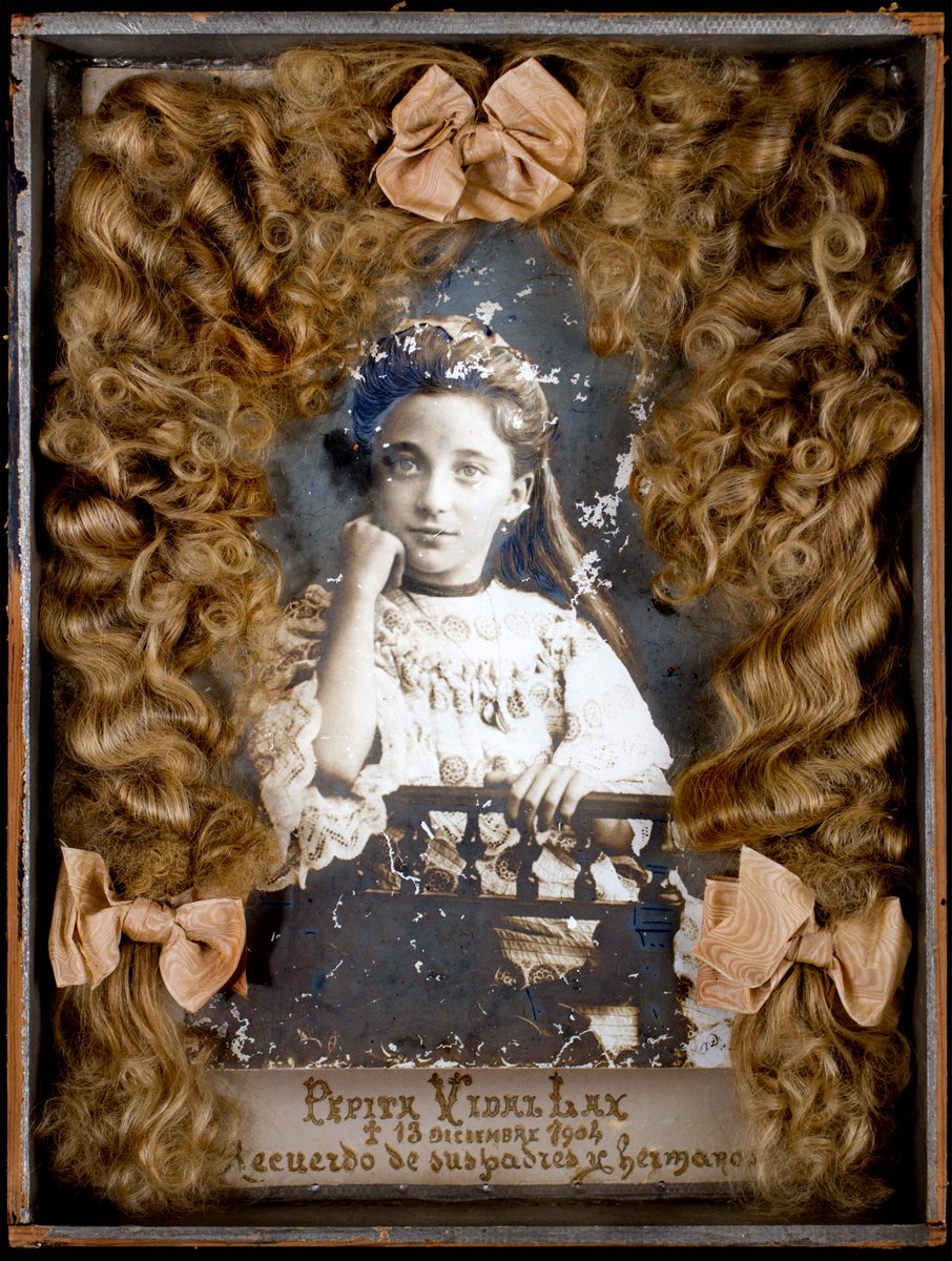 Una de las piezas fotográficas 📷más singulares que conservamos en el #AGRM es este tributo #postmortem a una niña fallecida en #Murcia en 1904 y que conocemos cariñosamente como "La Niña del #Archivo". 
Te contamos su historia en este🧵
#Halloween #DíadeDifuntos #DiaDeLosMuertos