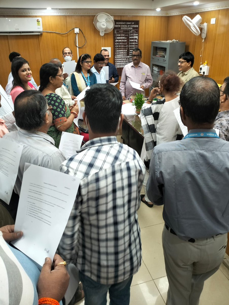 AgcsOdishaDca's tweet photo. Observance of Vigilance awareness week and Integrity pledge-taking by the employees/officials at Directorate of Cooperative Audit, Odisha on 31.10.2021 https://t.co/SKYlEV90Bk