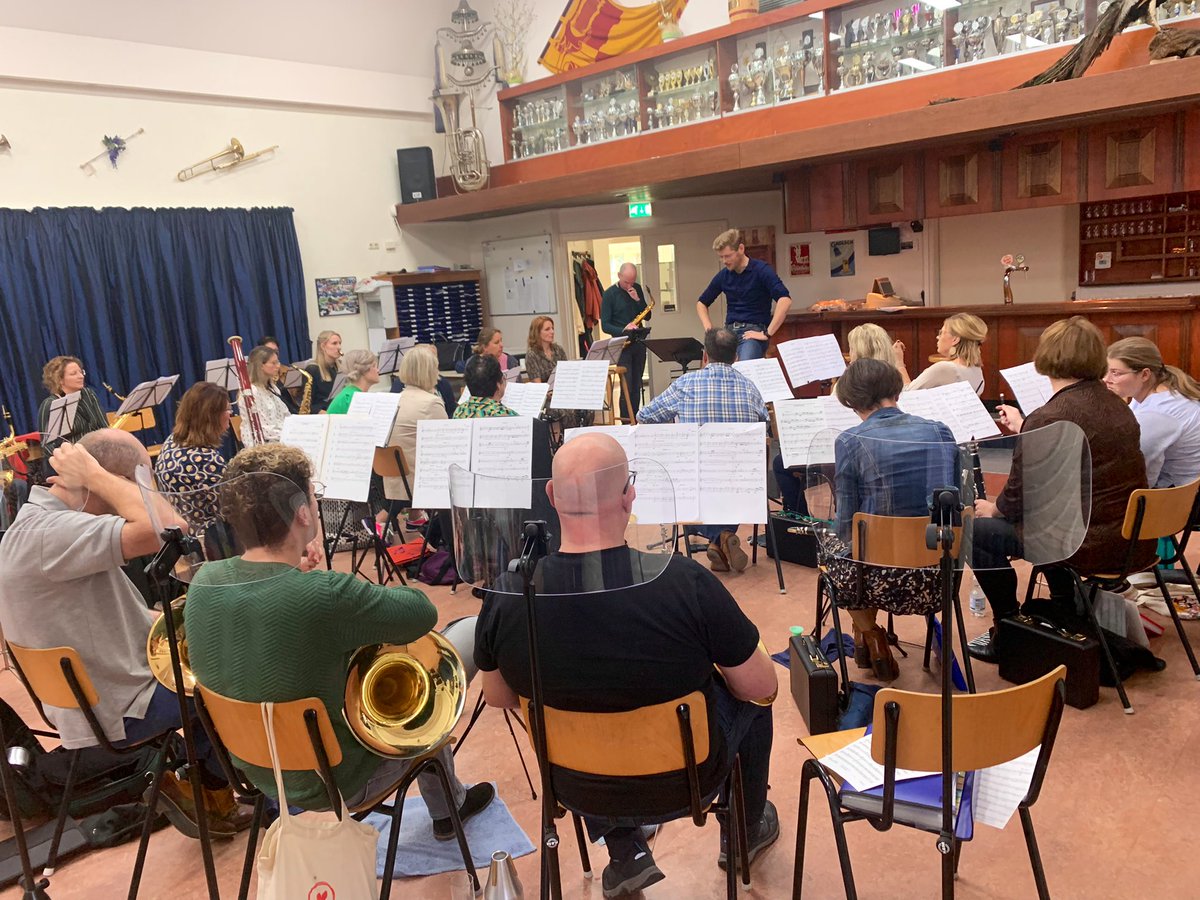 Gisteren een top repetitie met saxofonist Mark Lucassen. Tussentijds samen lunchen met het orkest van Excelsior. Echt ons gevoel. Binnenkort komt Karin Hertsenberg samen repeteren. Voor het galaconcert op 20 november. Samen voor de voedselbank Losser. Inzameling van producten.