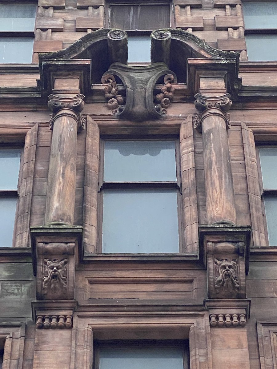 MurphyNiallGLA's tweet image. #MomentsofHorror in #Glasgow: As it’s #Halloween today here’s Glasgow’s most haunted door case at the appropriately named Castle Chambers. It’s got all the little #Lovecraft touches, the empty eye sockets and the screaming devils on console brackets above = scary stuff…😱👻🎃👿!