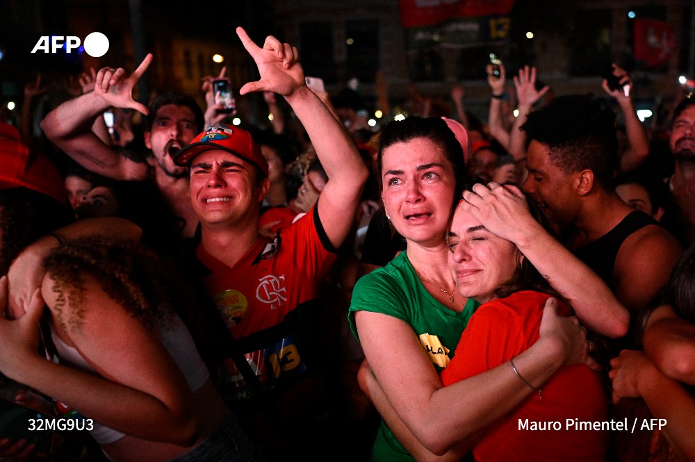 [A LA UNE A 8H]
"Le Brésil est de retour" et ne sera plus "un paria": le président élu Lula a prôné "la paix et l'union", après sa victoire d'une courte tête (50,9%) sur le président sortant d'extrême droite Jair Bolsonaro, à l'issue d'une campagne ultra-polarisée #AFP 1/5